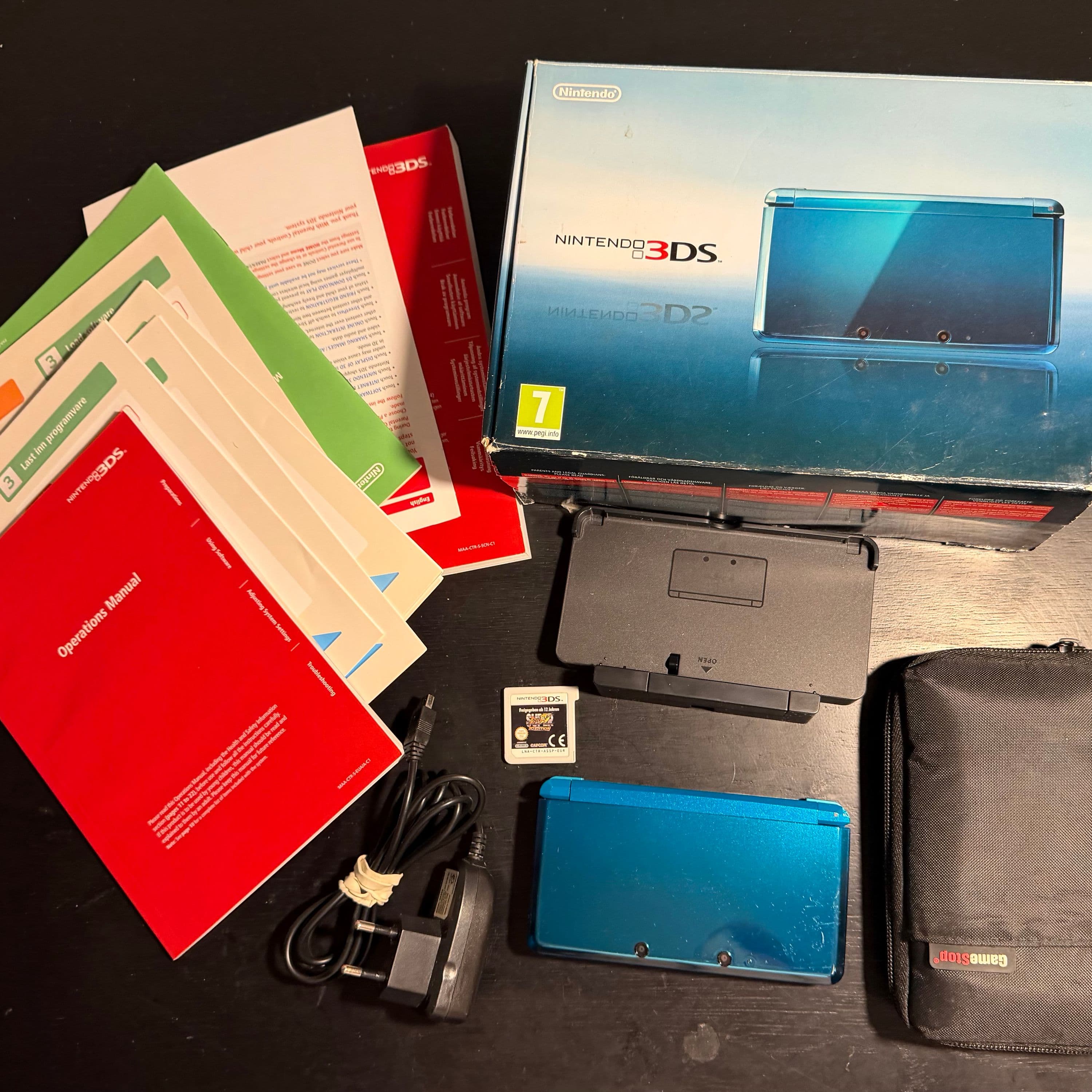 Nintendo 3DS Aqua Blue komplet i æske med oplader, opladningsstander, bæretaske og spil