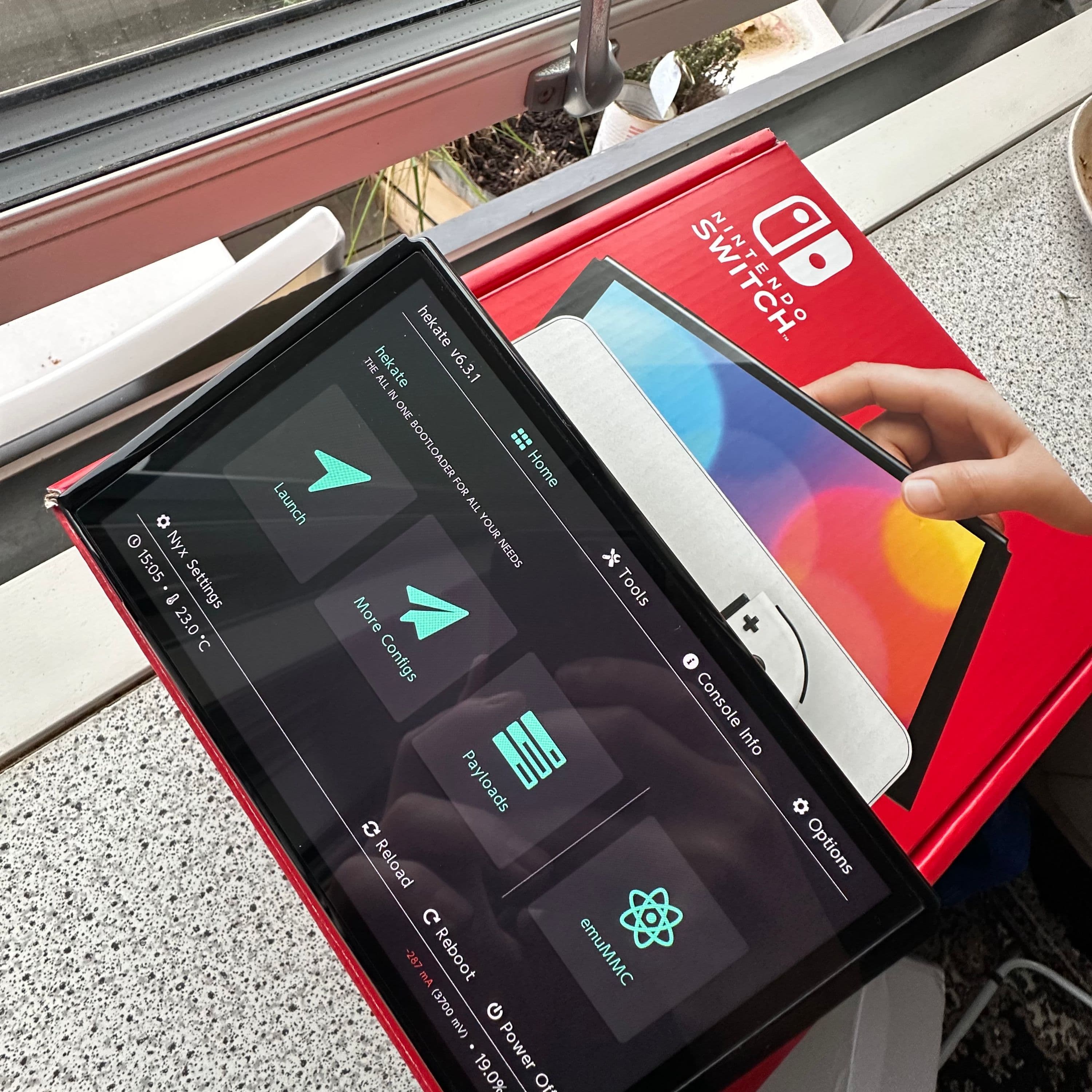 Nintendo Switch OLED-konsol med dock og Joy-Con controllere