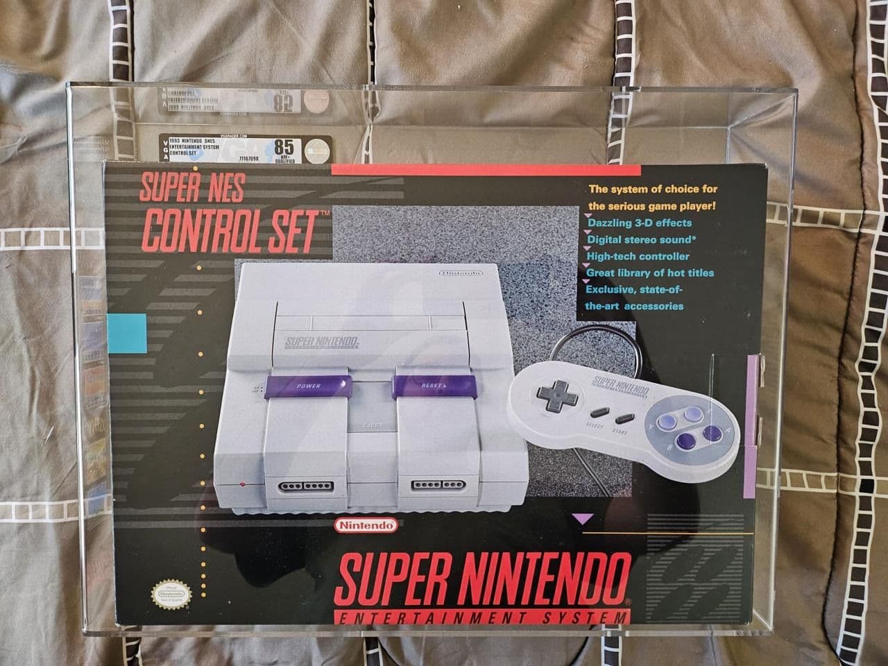 Fabriksforseglet, VGA-vurderet Super Nintendo-konsol i sin originale detailæske